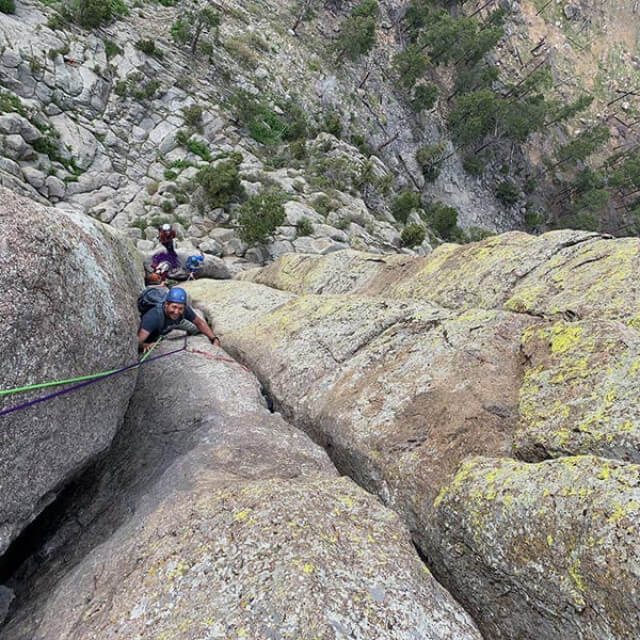 Escalando el Devils Tower National Monument al noreste de Wyoming