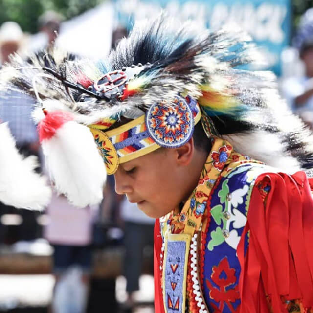 Un miembro de la tribu Arapaho del Norte asiste a Cheyenne Frontier Days en Wyoming