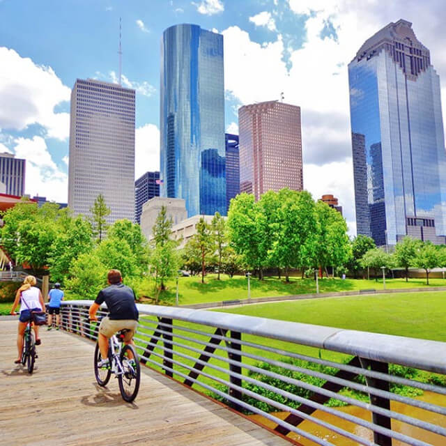 Ve el horizonte del centro de la ciudad mientras paseas en bicicleta en Houston, Texas