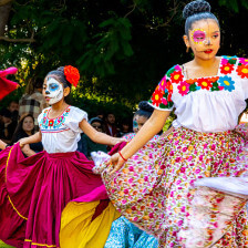 Una celebración del Día de los Muertos de la comunidad en Santa Ana, California