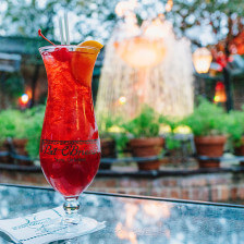 Un coctel Hurricane en Pat O'Brien's en Nueva Orleans, Luisiana