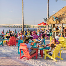 Asientos en la arena en TT's Tiki Bar en Punta Gorda, Florida