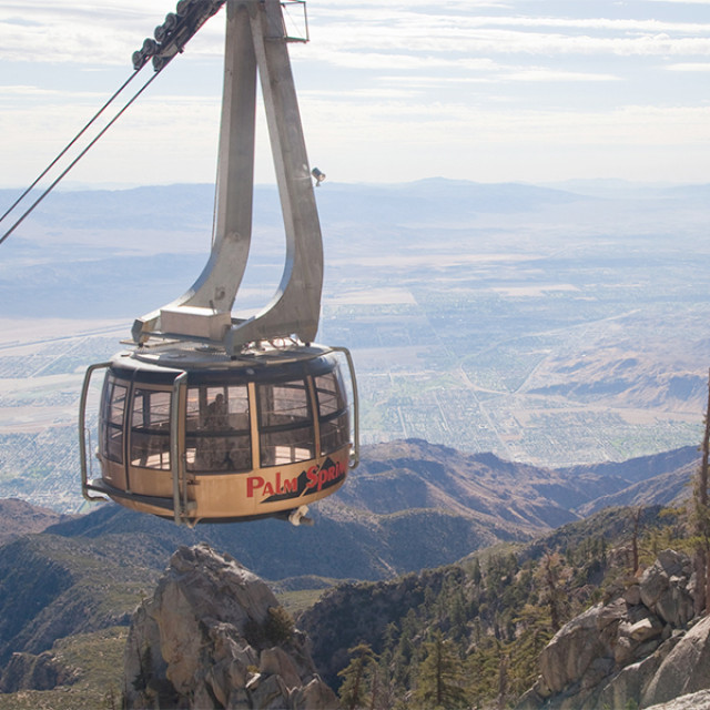 Admirando vistas panorámicas desde el Palm Springs Aerial Tramway en Greater Palm Springs, California