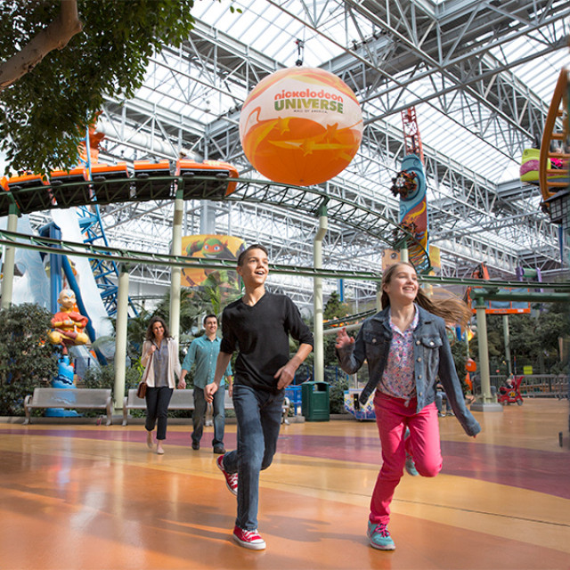 Explorando el parque temático Nickelodeon Universe en el Centro Comercial de América en Bloomington, Minnesota