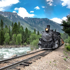 Paseando por la ribera del río en el Ferrocarril de vía angosta de Durango y Silverton de Colorado